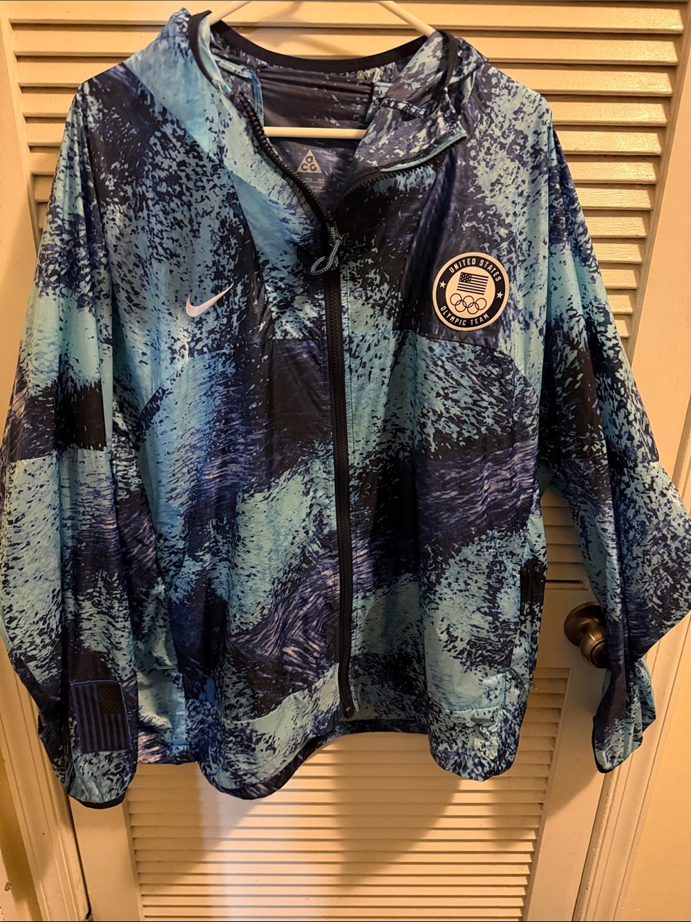 Nike Men's Blue Black Patterned Windbreaker Jacket United States Olympic team.